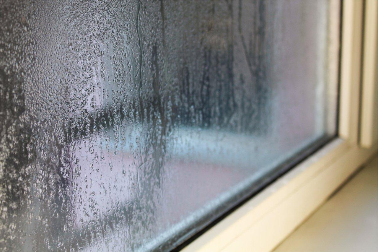 Astuces efficaces pour limiter la condensation sur les fenêtres en période de chauffe