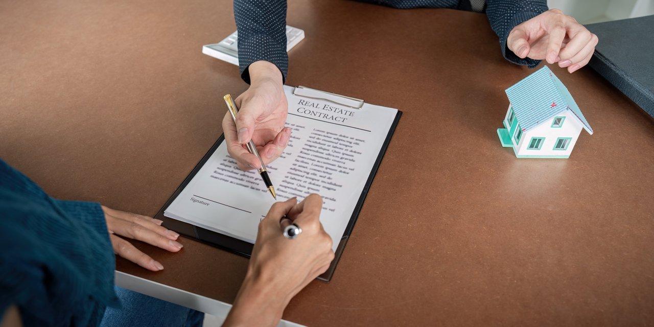 Comprendre le contrat de réservation en VEFA : clauses essentielles et pièges à éviter