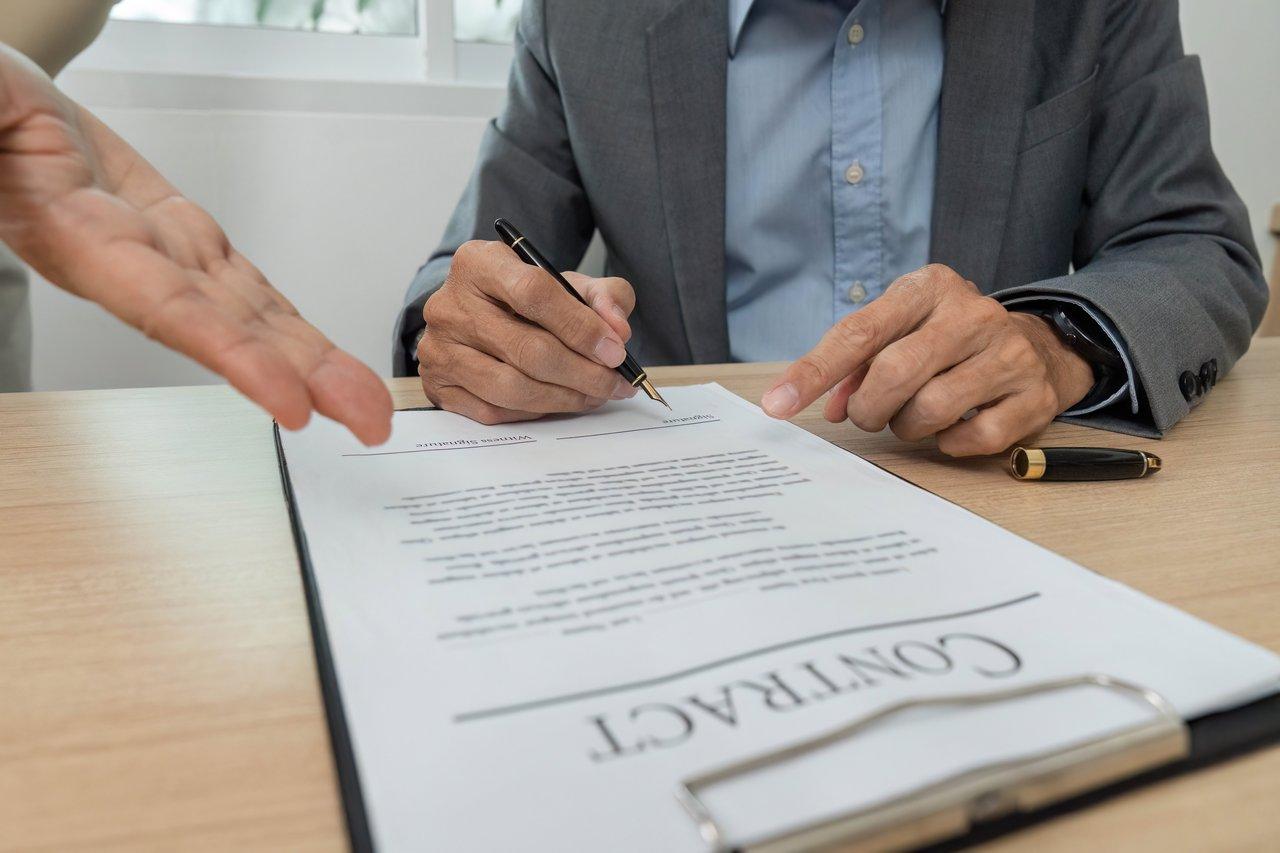 Compromis de vente : vérifiez ces clauses clés avant de signer