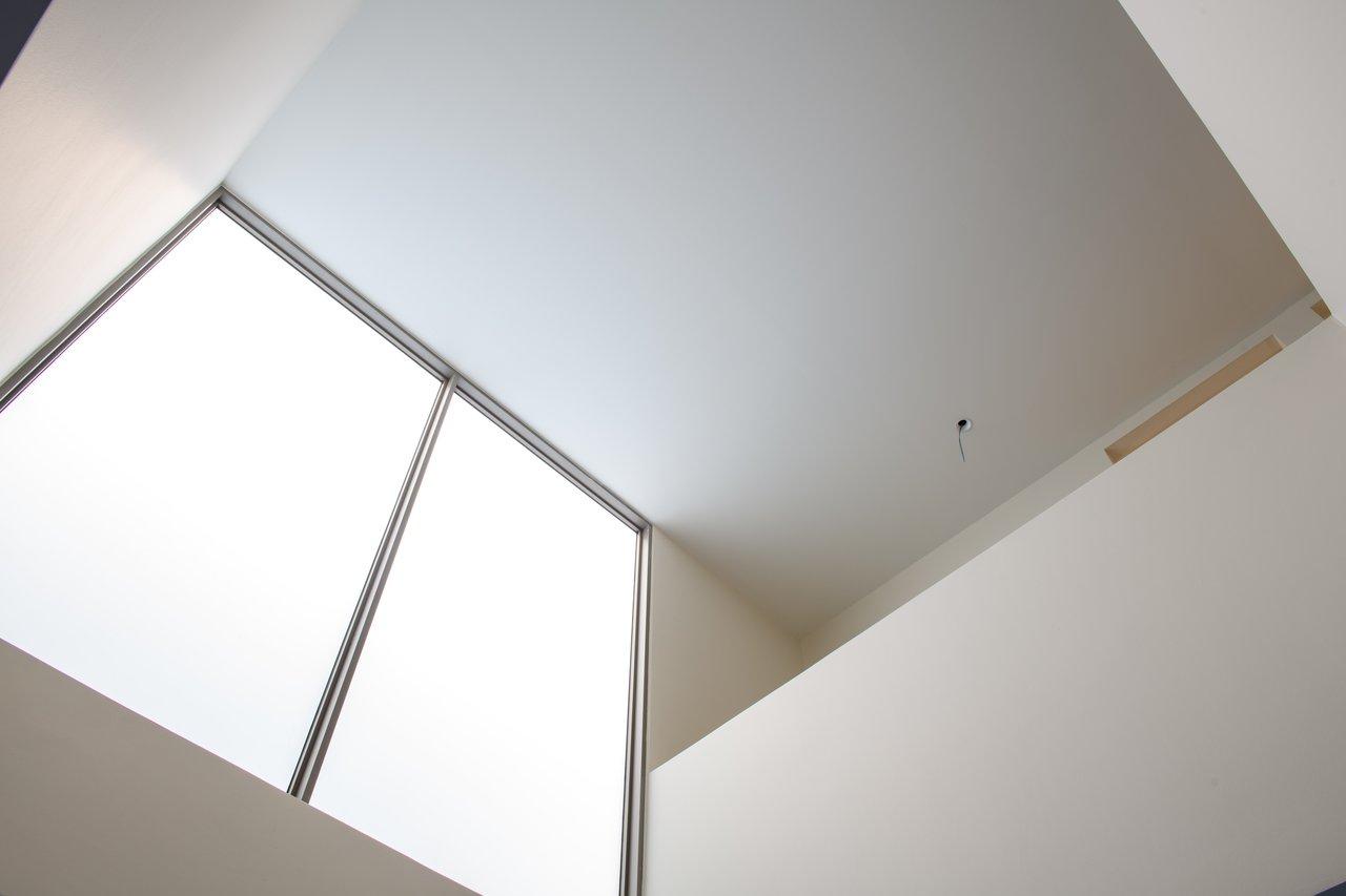 Hauteur sous plafond standard dans le neuf : normes légales et astuces pour optimiser le volume