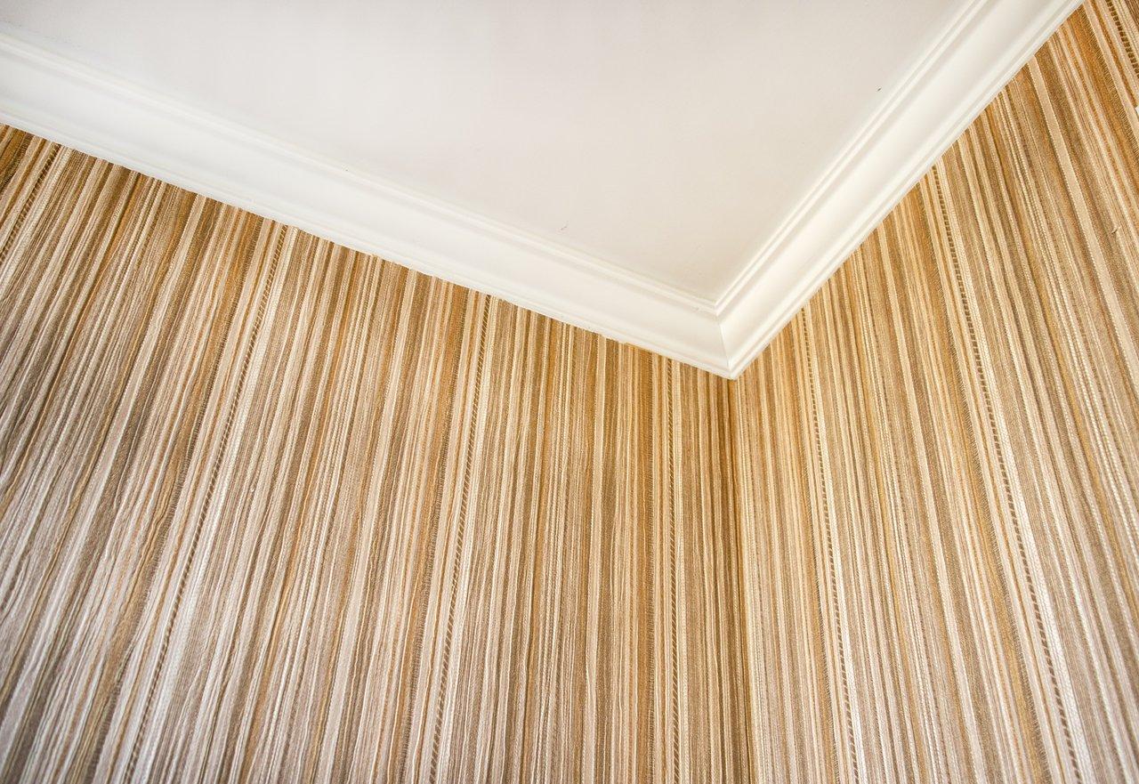 Peinture, papier peint ou enduit : choisir le revêtement idéal pour votre logement