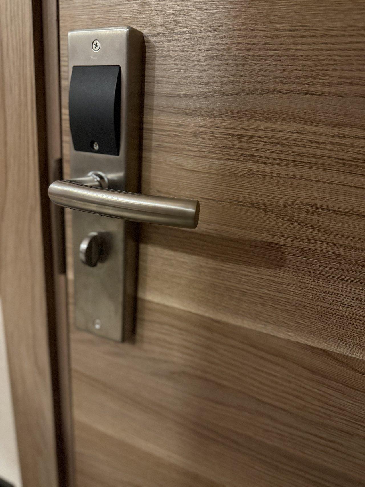 Portes d’entrée sécurisées à moins de 1300€ pour une isolation thermique efficace