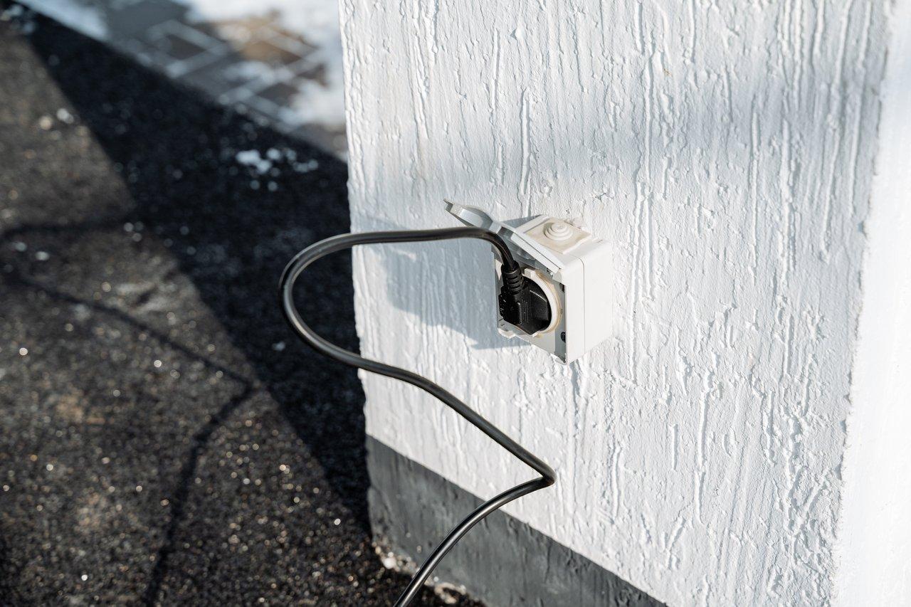 Prise électrique extérieure étanche en terrasse : guide complet prix, modèles et installation