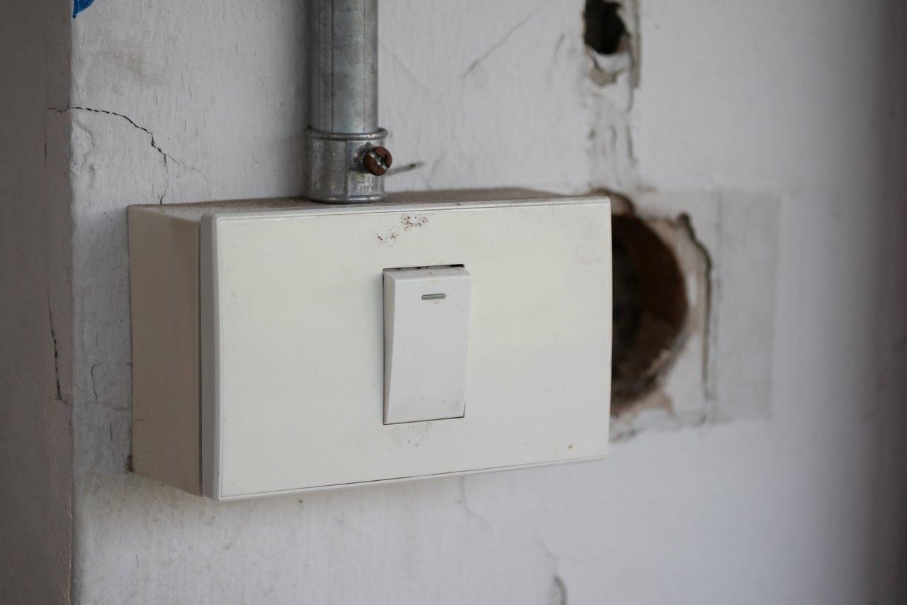 Remplacer un interrupteur simple par un va-et-vient sans casser les murs : méthode et budget détaillés