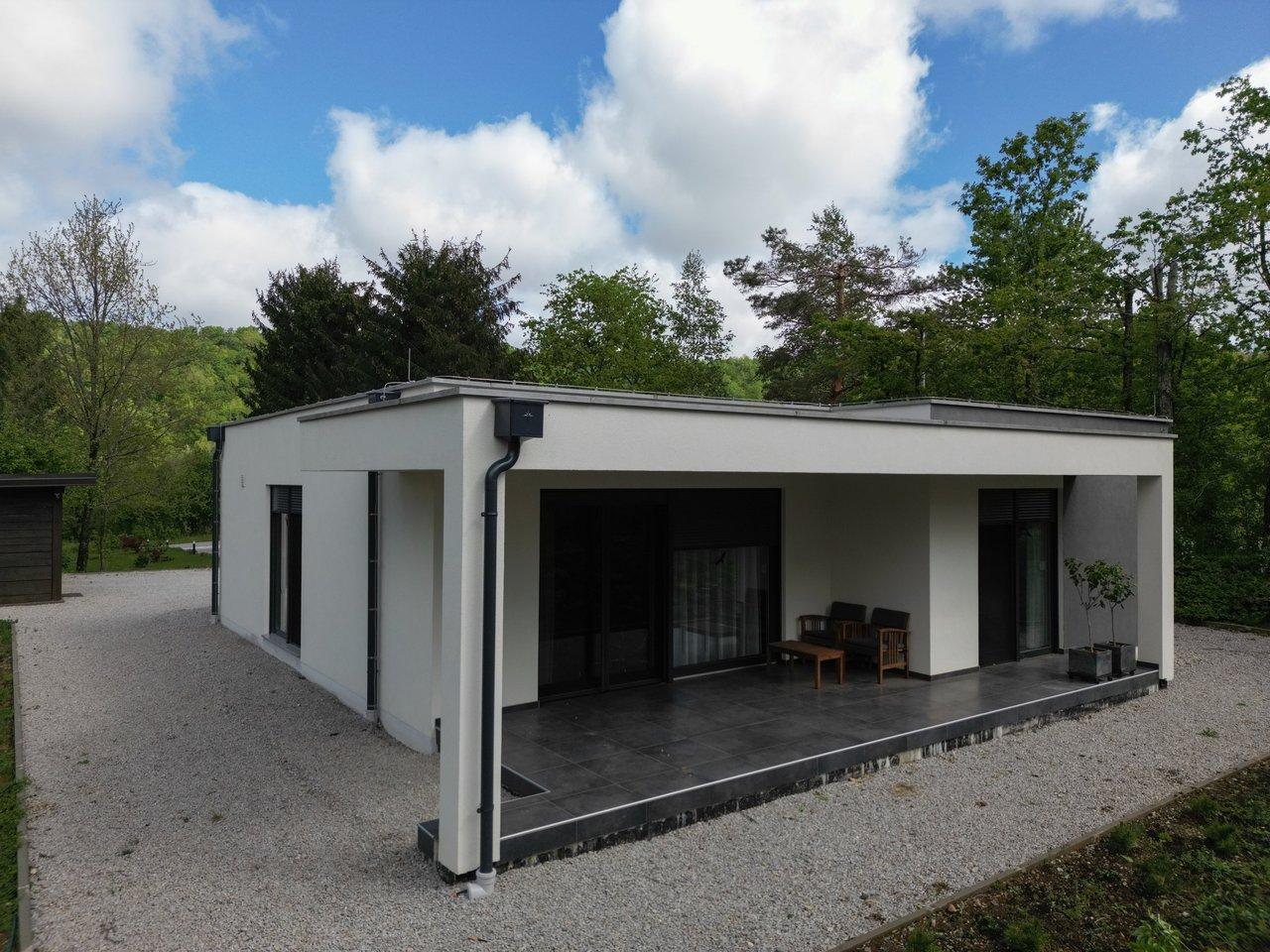 Solutions passives pour éviter la surchauffe estivale dans une maison neuve