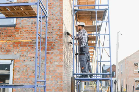 Ravalement de façade 100 m² en 2026 : combien prévoir avec enduit ?