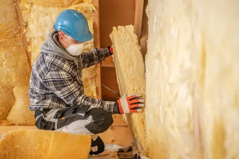 Isolation phonique efficace en maison neuve mitoyenne : matériaux adaptés et budget pose