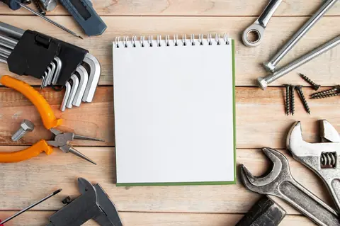 Outils de jardinage et carnet sur bois: planifier l’entretien extérieur, budget maîtrisé, sécurité et durabilité.