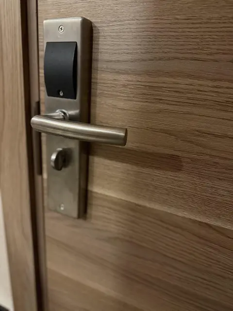 Portes d’entrée sécurisées à moins de 1300€ pour une isolation thermique efficace