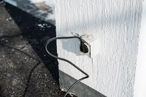 Prise électrique extérieure étanche en terrasse : guide complet prix, modèles et installation