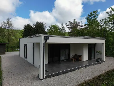 Solutions passives pour éviter la surchauffe estivale dans une maison neuve