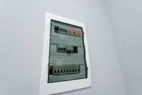 Maison neuve ou récente : les 8 vérifications électriques à faire en 2026