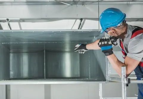 Technicien HVAC inspectant ventilation et chauffage pour optimiser performance énergétique, confort durable et réduire factures.