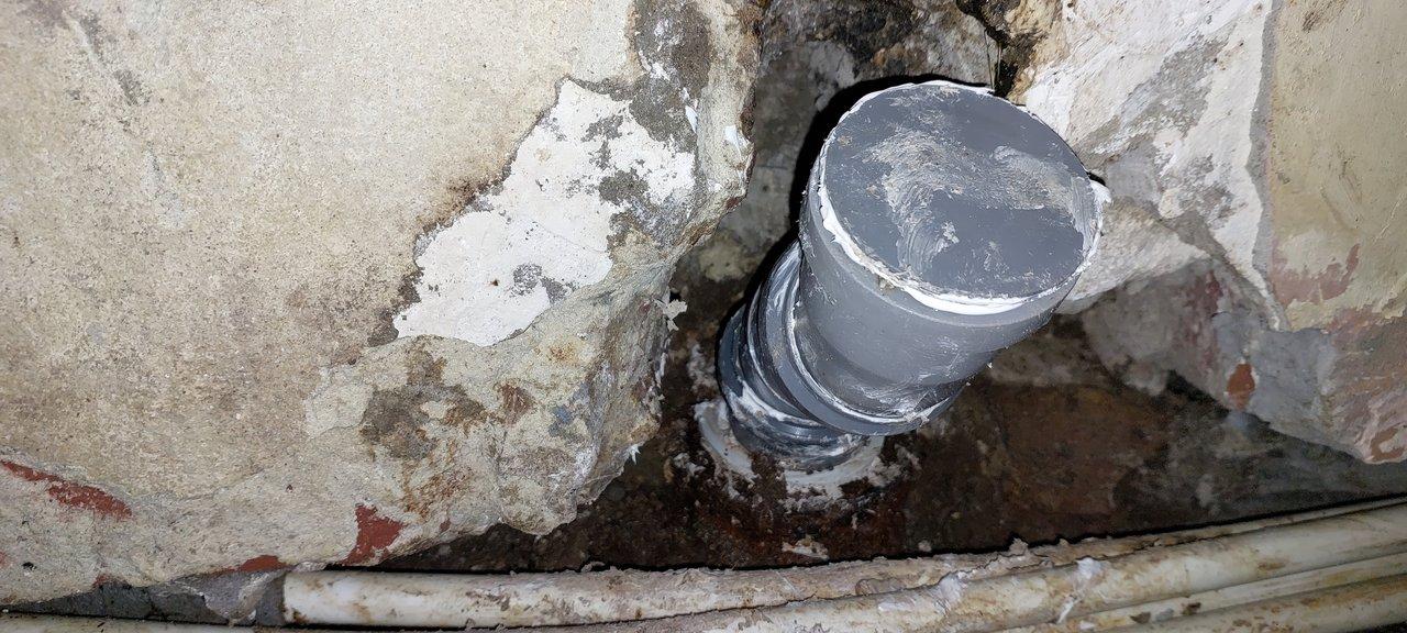 Acquéreur réalisant une inspection minutieuse de son nouveau logement lors de la remise des clés, avec un professionnel.