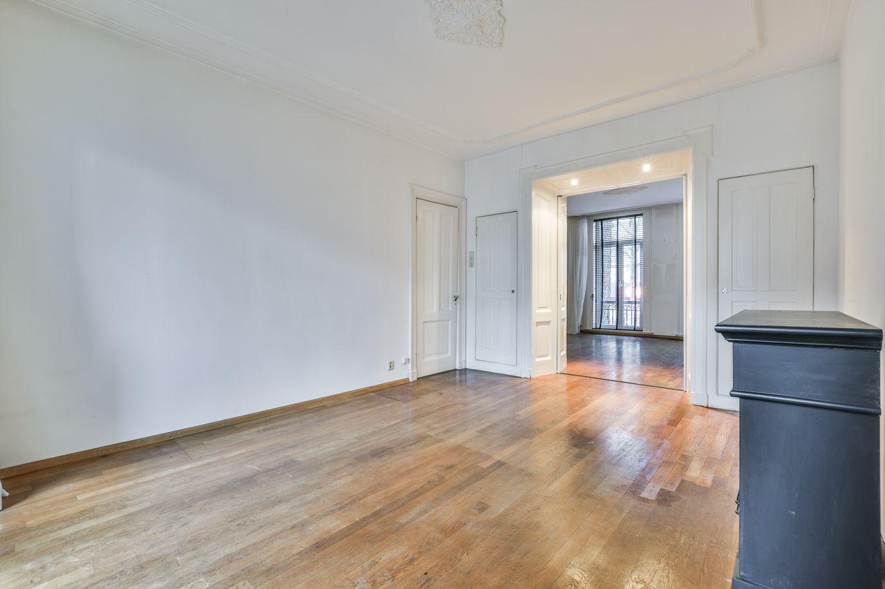 Appartement vide dans une copropriété, illustrant le rôle du syndic et l’assurance PNO.
