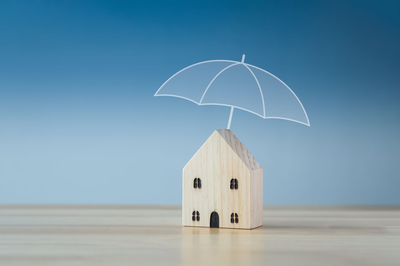 Assurance habitation : maison et appartement protégés par un bouclier sous la pluie, factures incluses
