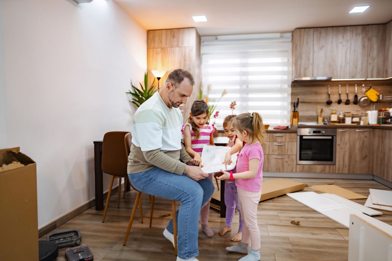 Ballon thermodynamique et chauffe-eau électrique installés dans un logement familial moderne et économe en énergie.
