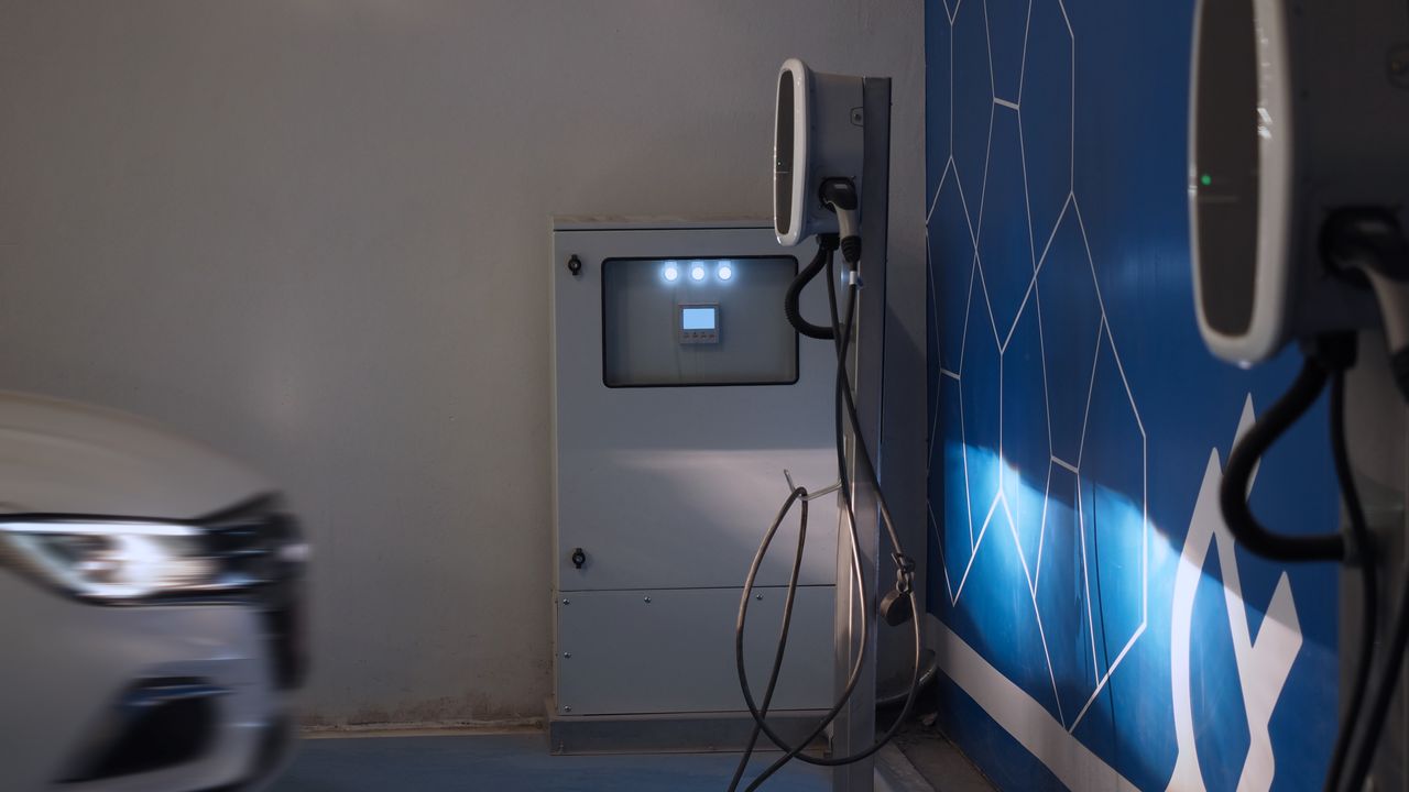 Borne de recharge en maison individuelle : prix, aides et pose en 2026