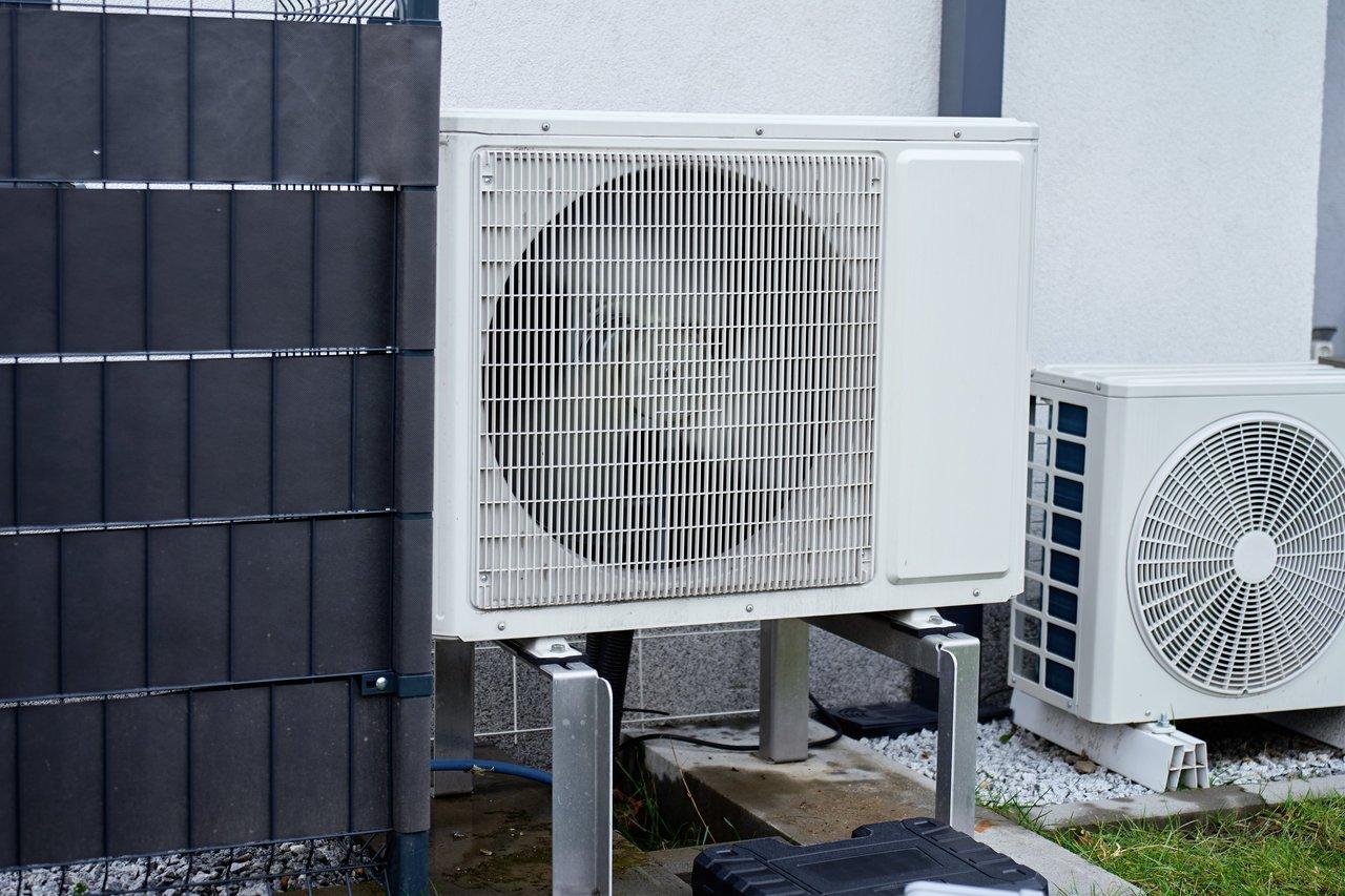 Chauffe-eau thermodynamique Ariston Nuos : économies d’énergie visibles sur un compteur électrique.