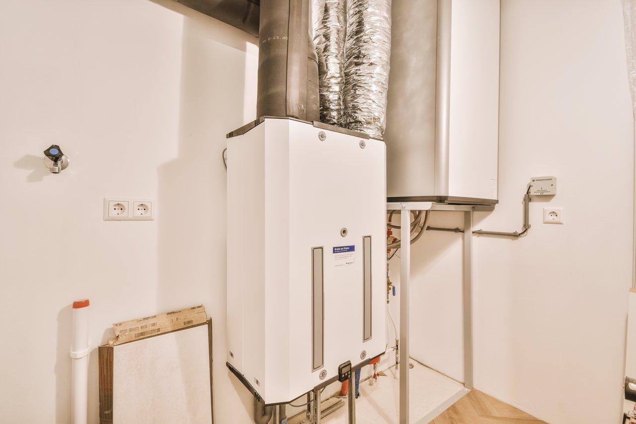 Chauffe-eau thermodynamique moderne dans une cuisine familiale équipée pour optimiser la consommation d'eau chaude.
