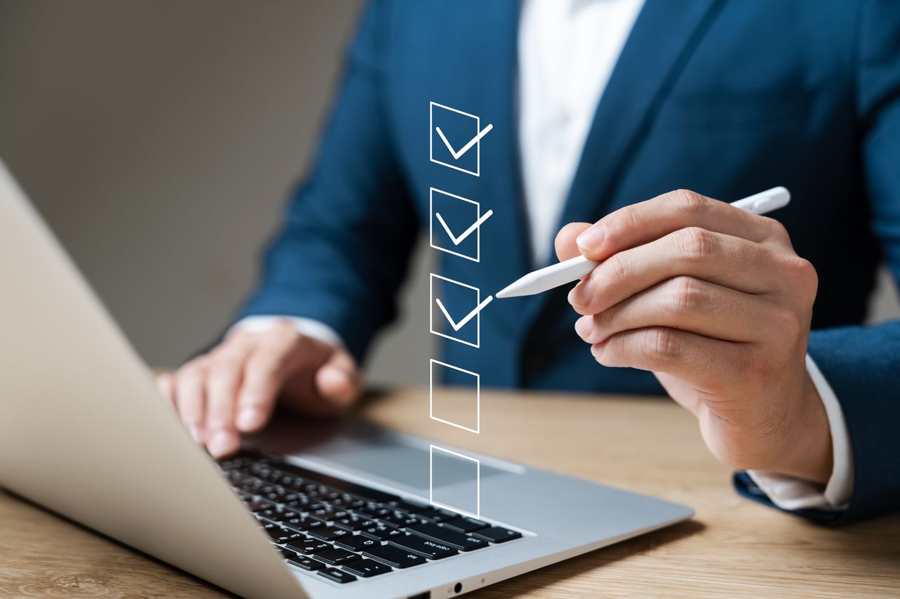 Checklist déménagement 2026 : cartons, clés, contrats d’énergie et ordinateur portable pour organiser votre installation.