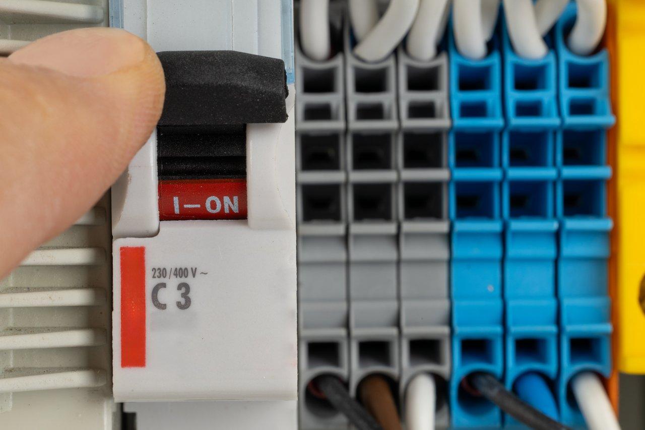 Circuit breaker électrique dans un panneau électrique, essentiel pour la sécurité en salle de bains humide.