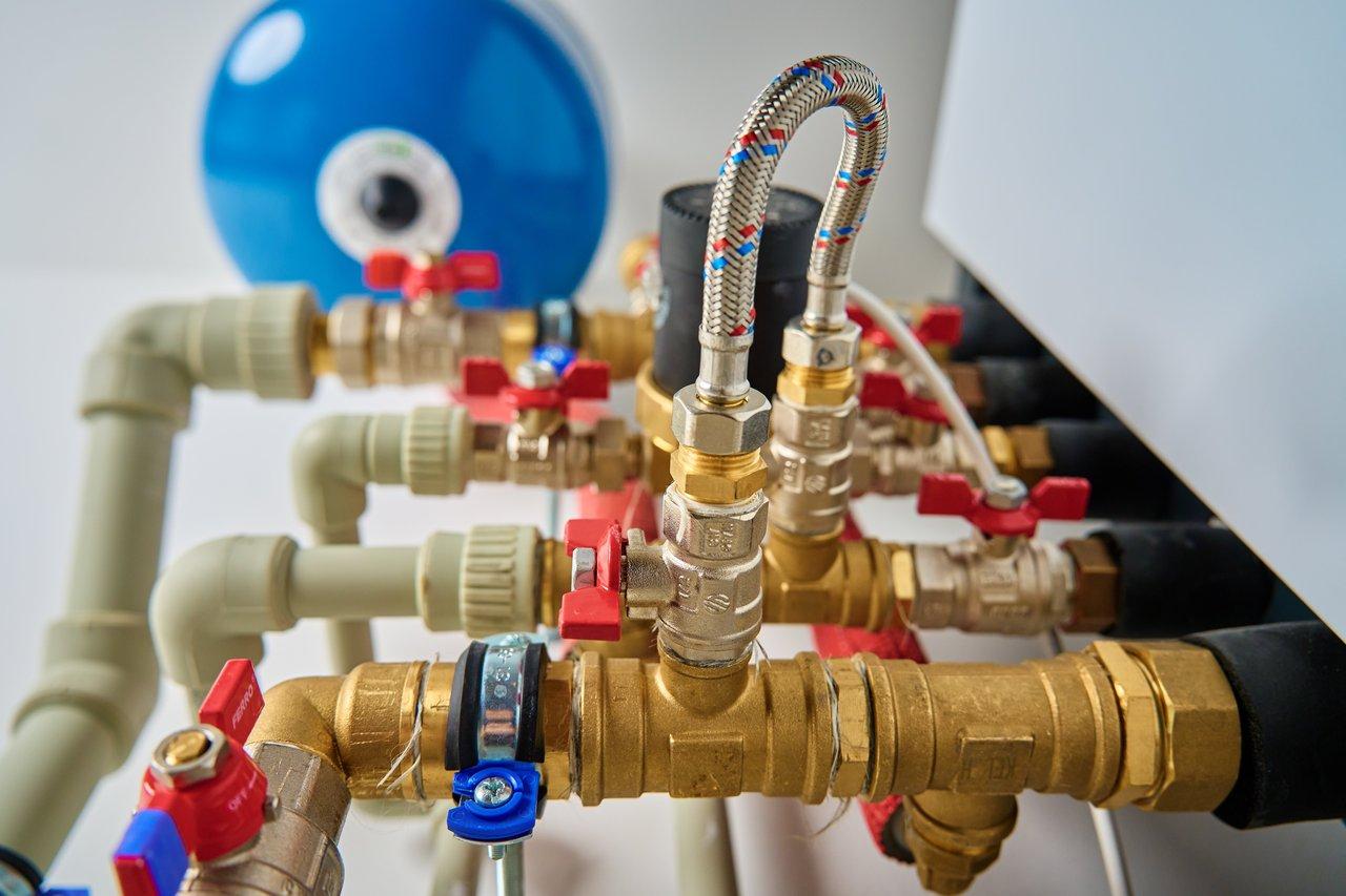 Comparatif entre pompe à chaleur air-eau et chaudière gaz en 2026 pour un chauffage économique.