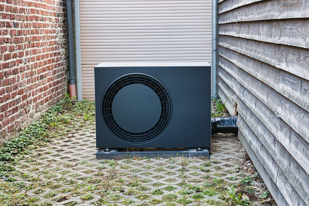 Comparatif visuel entre pompe à chaleur monobloc et bibloc, systèmes modernes pour chauffage écologique.