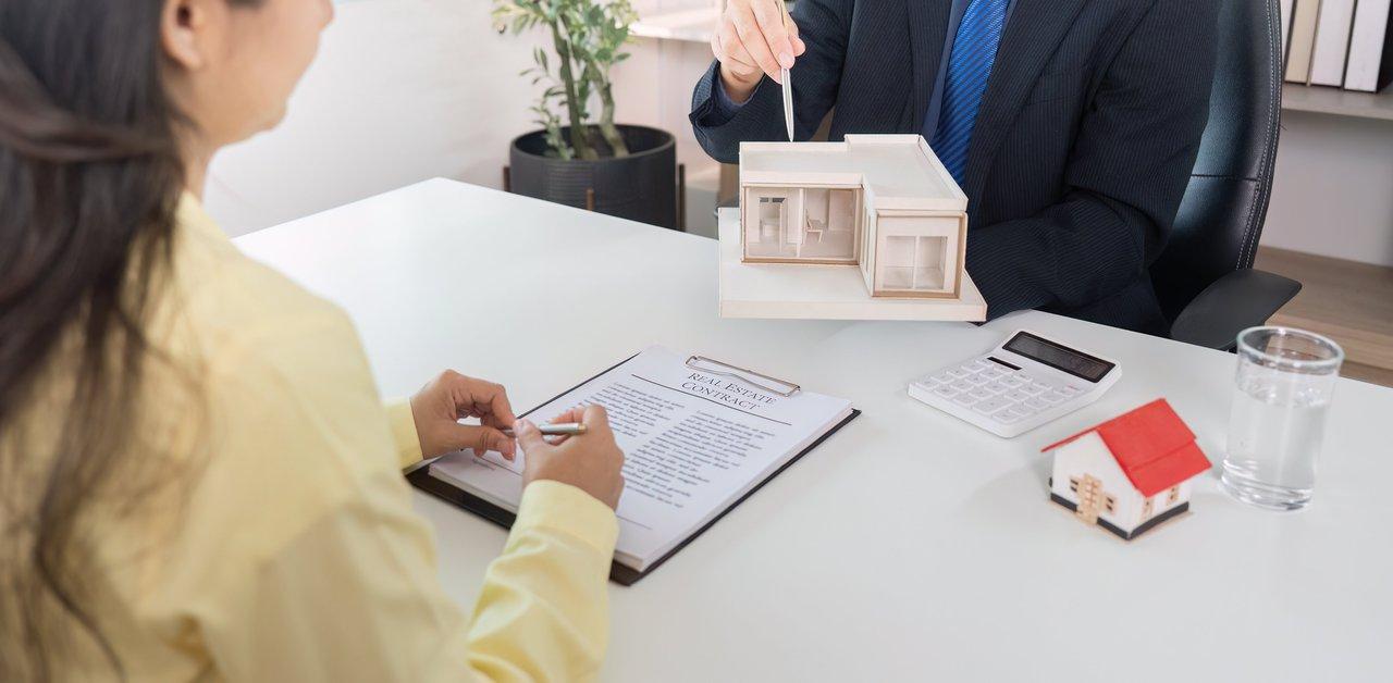 Consultation avec un courtier immobilier pour optimiser le financement d’un projet immobilier.