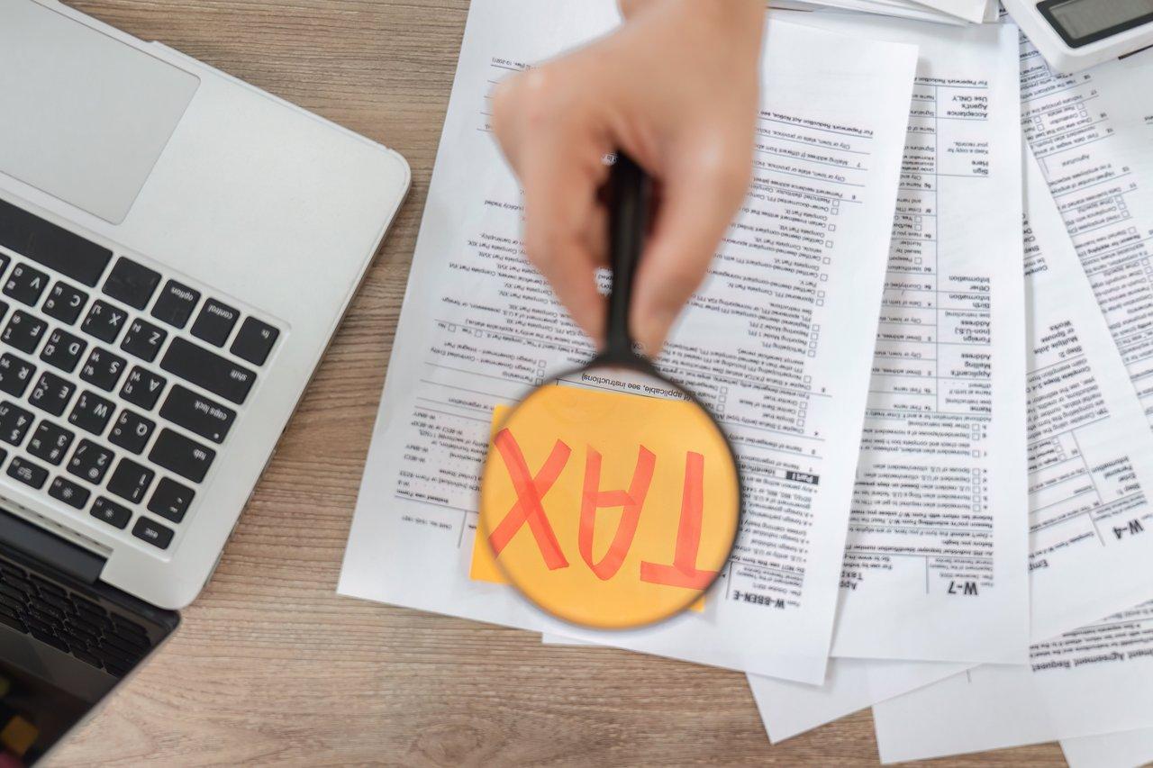 Détail d’un avis de taxe foncière annoté, illustrant la valeur locative et les exonérations possibles.