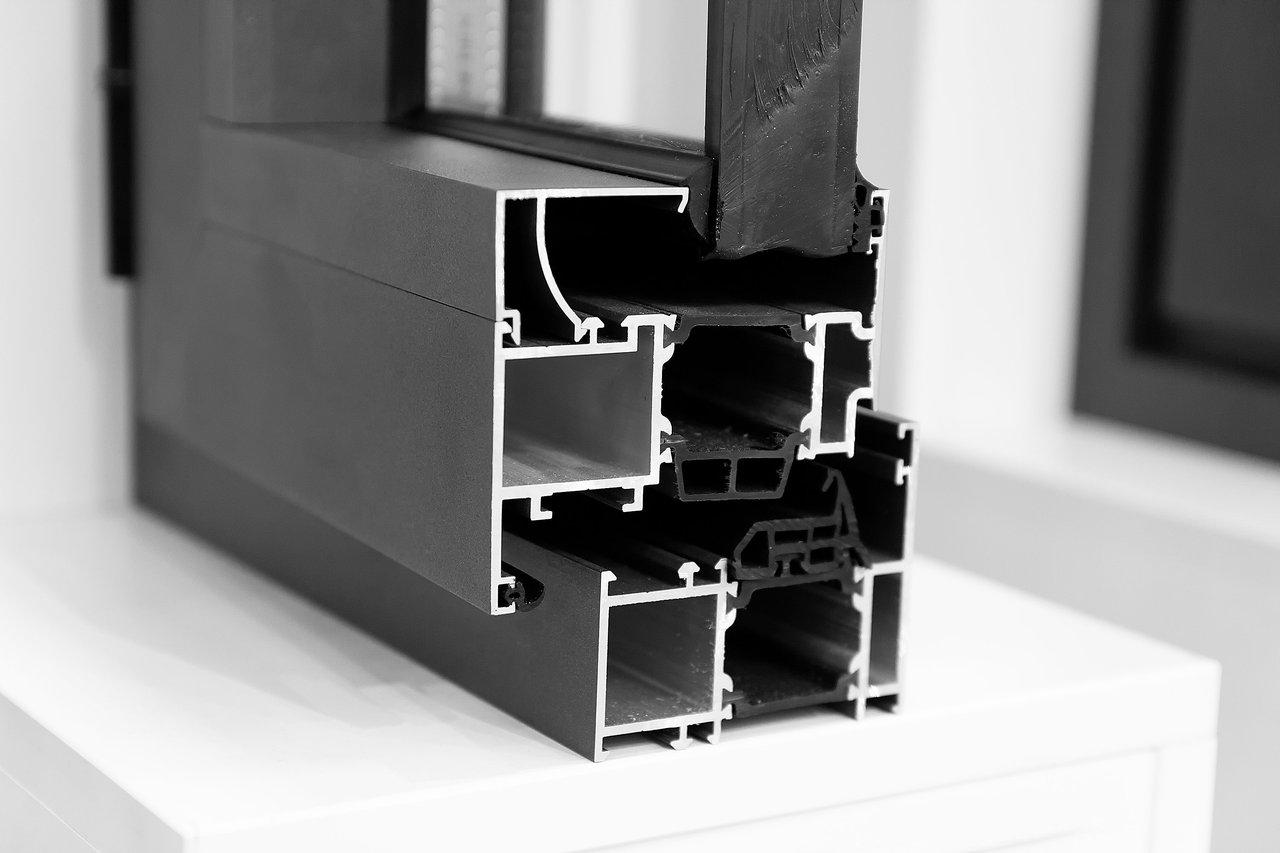 Détail d'une fenêtre hybride bois-aluminium, mettant en valeur la finesse des profilés en aluminium.