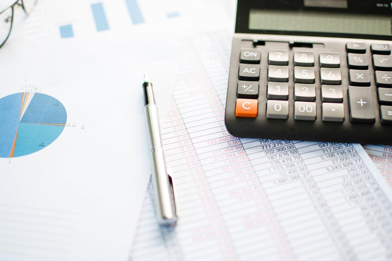 Documents financiers et calculatrice illustrant la préparation d’un dossier de crédit immobilier sans apport.