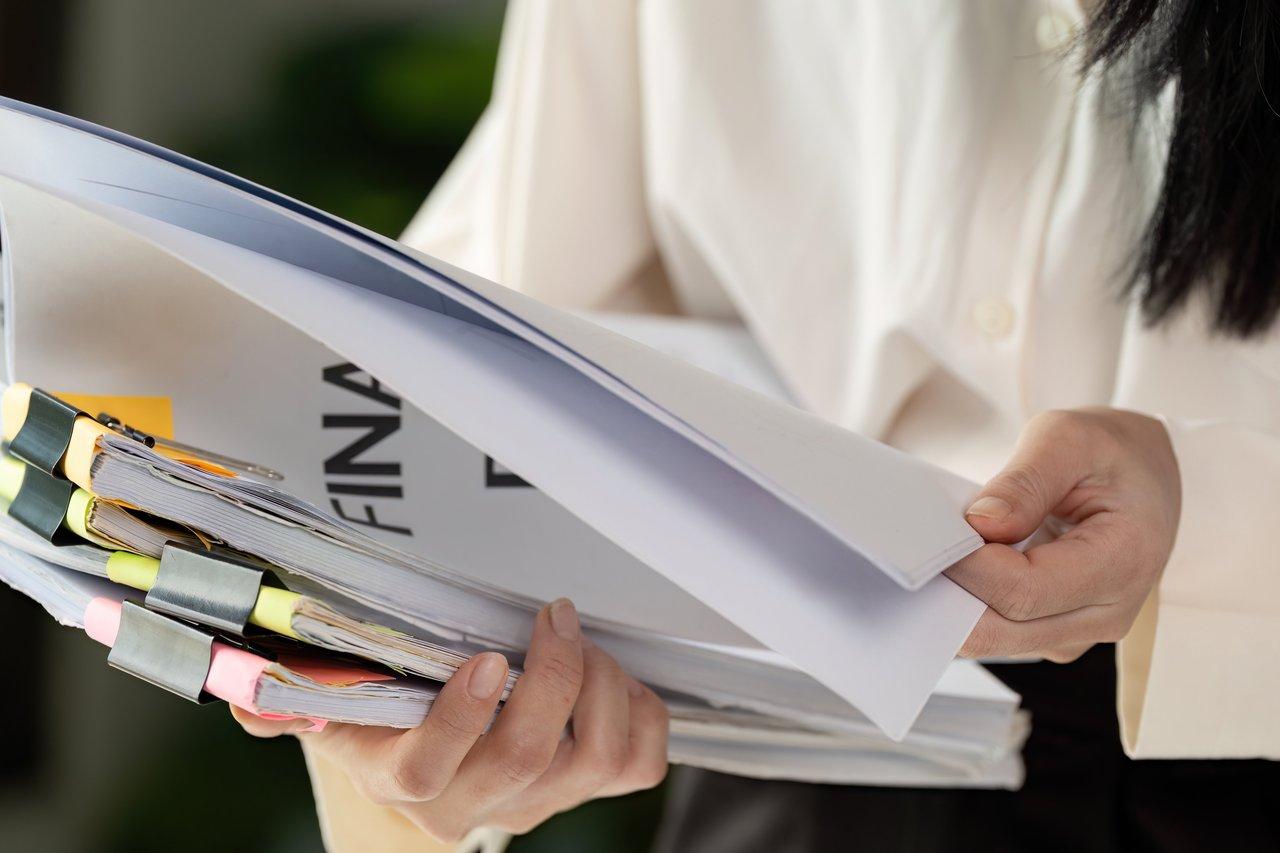 Dossier de demande de crédit immobilier bien organisé avec justificatifs financiers pour une meilleure gestion.