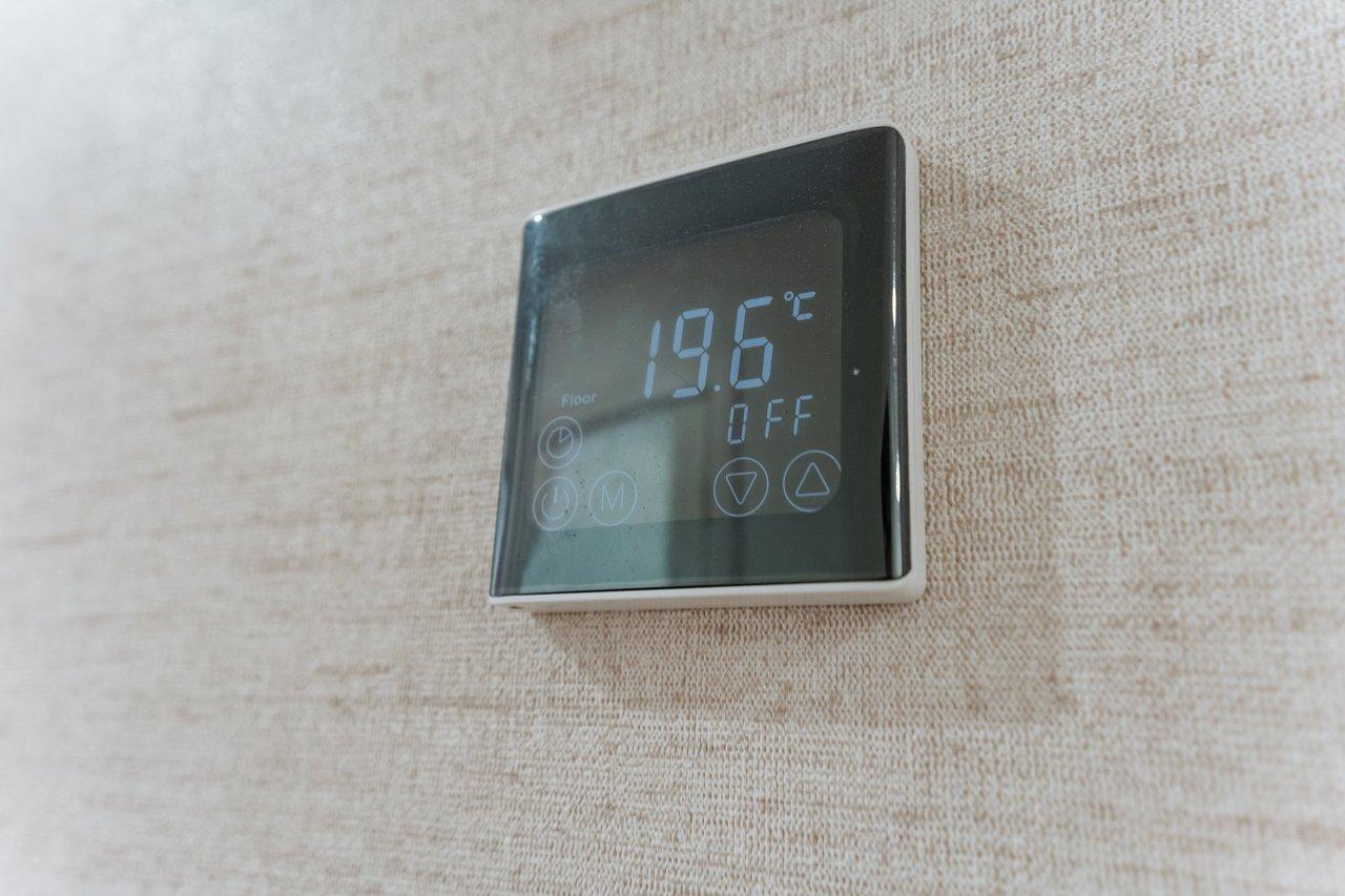 Écran du smart thermostat affichant la température contrôlée dans une maison RT2012.