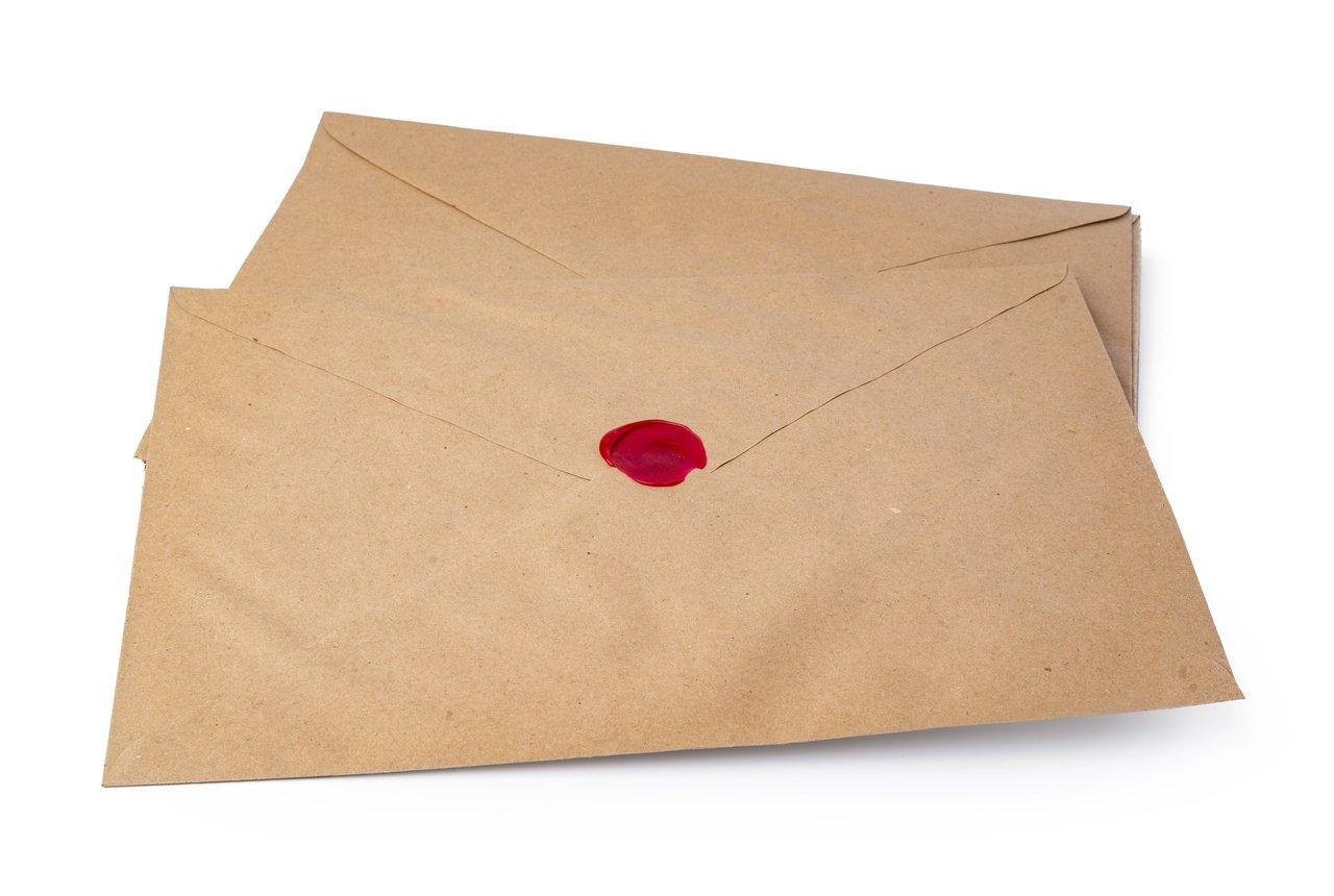 Enveloppe kraft pour courrier recommandé contenant des documents justificatifs liés à une demande de report de mensualité de crédit immobilier.