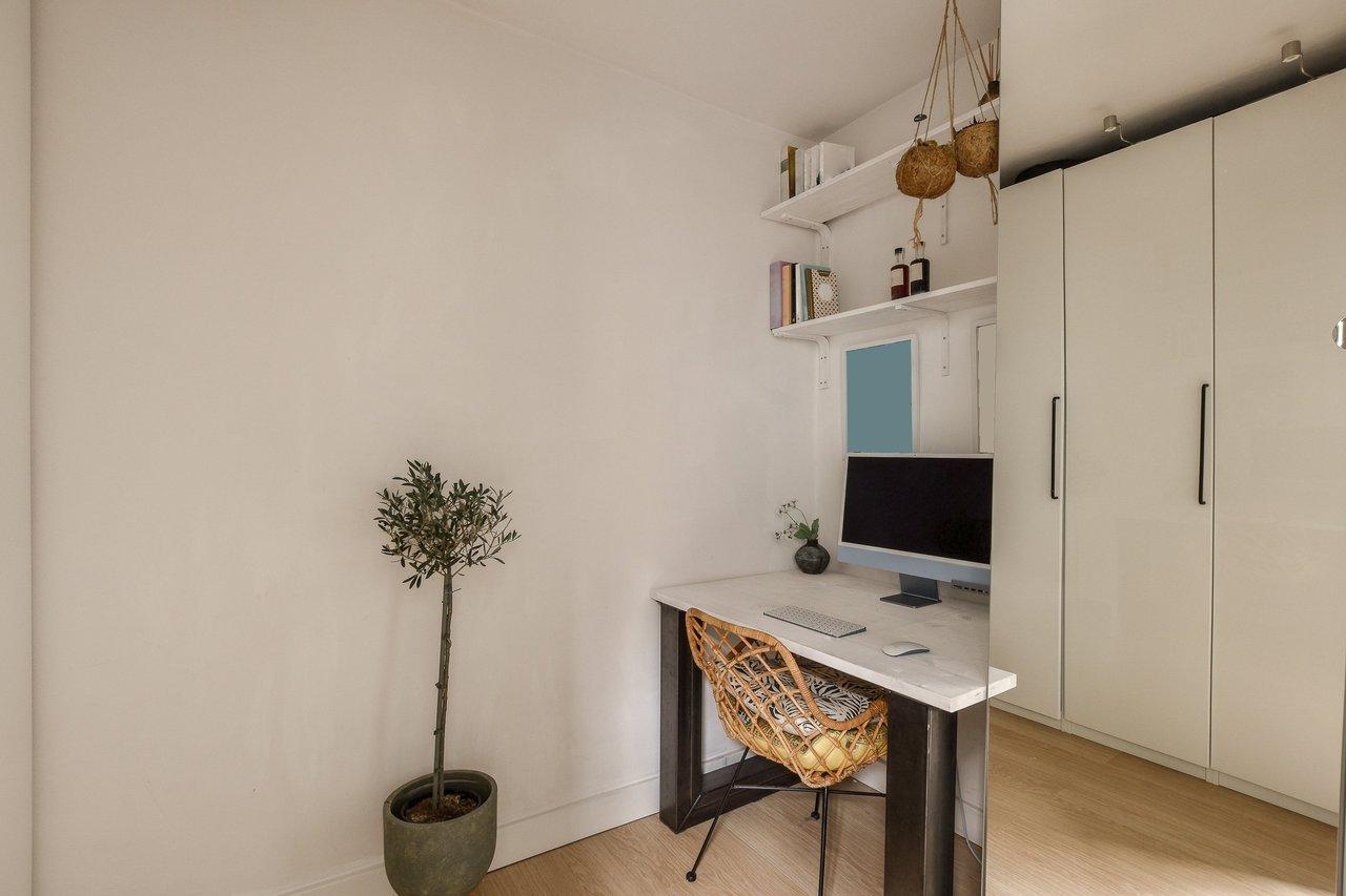 Espace de travail lumineux et chaleureux, idéal pour un small home office design optimisé dans un petit logement.