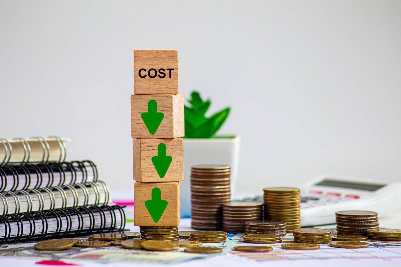 Graphique comparant les coûts mensuels d'assurance emprunteur selon âge et type de contrat pour un prêt immobilier de 250 000 euros sur 25 ans.