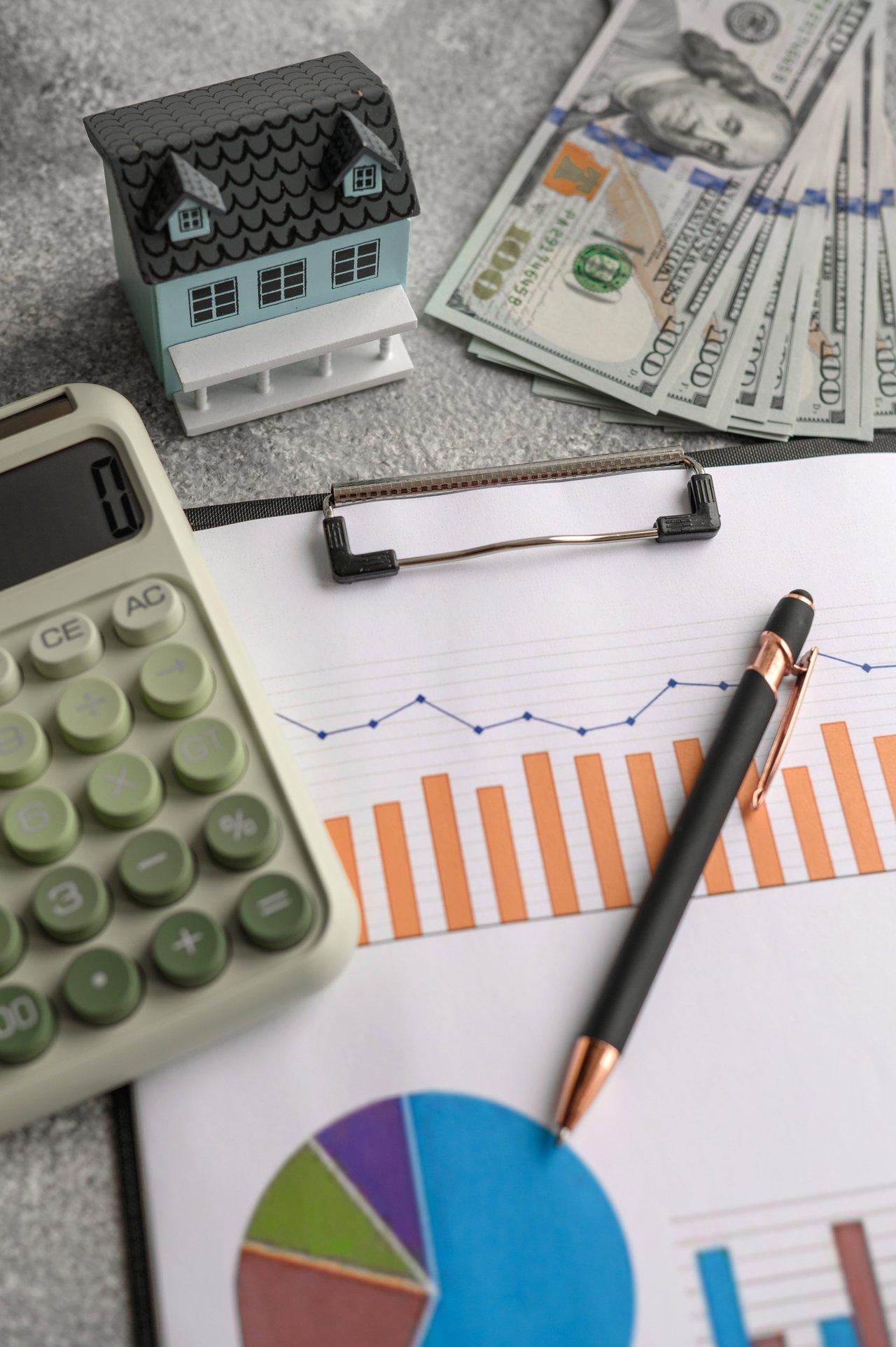 Graphique comparatif des mensualités entre crédit immobilier à taux fixe et variable sur 20 ans, illustrant les risques.