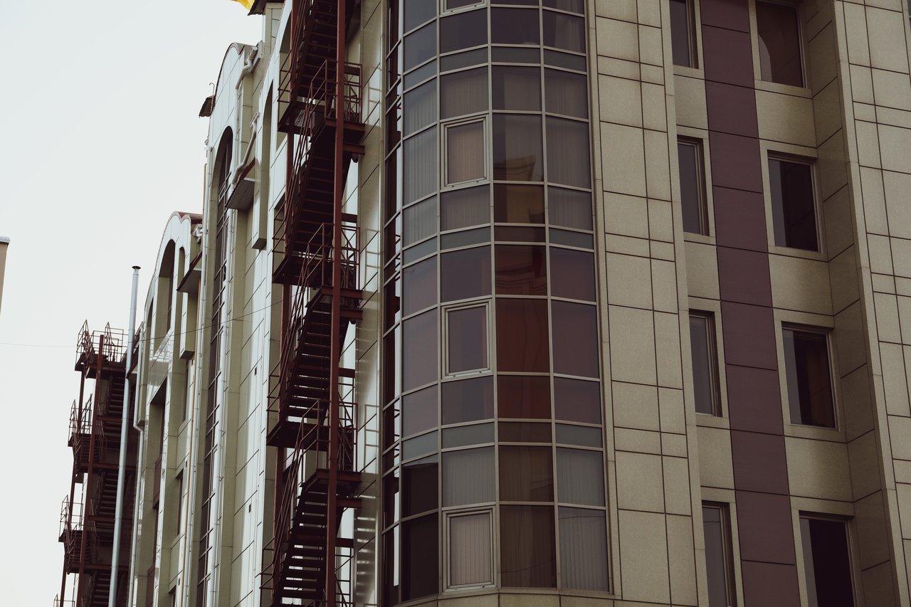 Image de thermal imaging building révélant les zones de perte de chaleur sur une façade de maison.