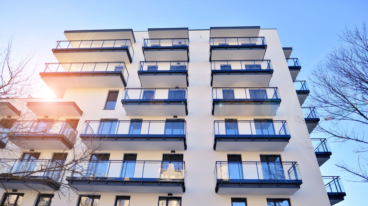 Immeuble en copropriété avec échafaudage, équipe de rénovation énergétique et travaux de modernisation résidentielle.