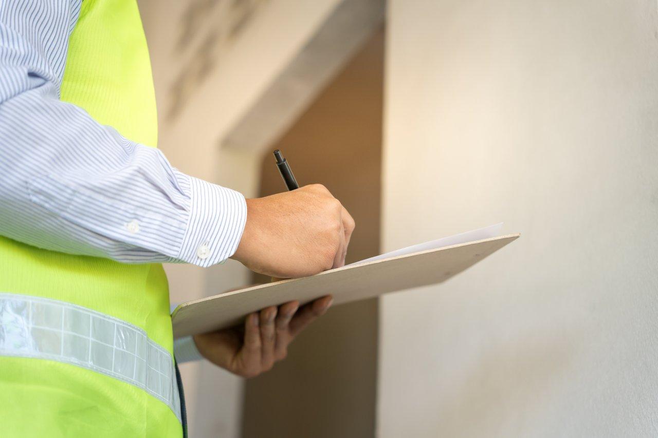 Inspection d’un appartement lumineux lors d’un état des lieux entre propriétaire et locataire, étape clé pour surveiller l’état du logement.