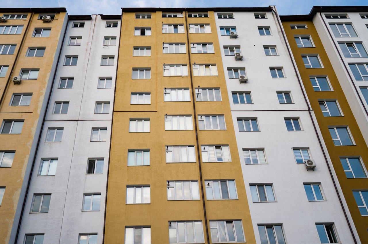 Inspection d’un immeuble moderne : vérification des parties communes et documents lors d’une visite.