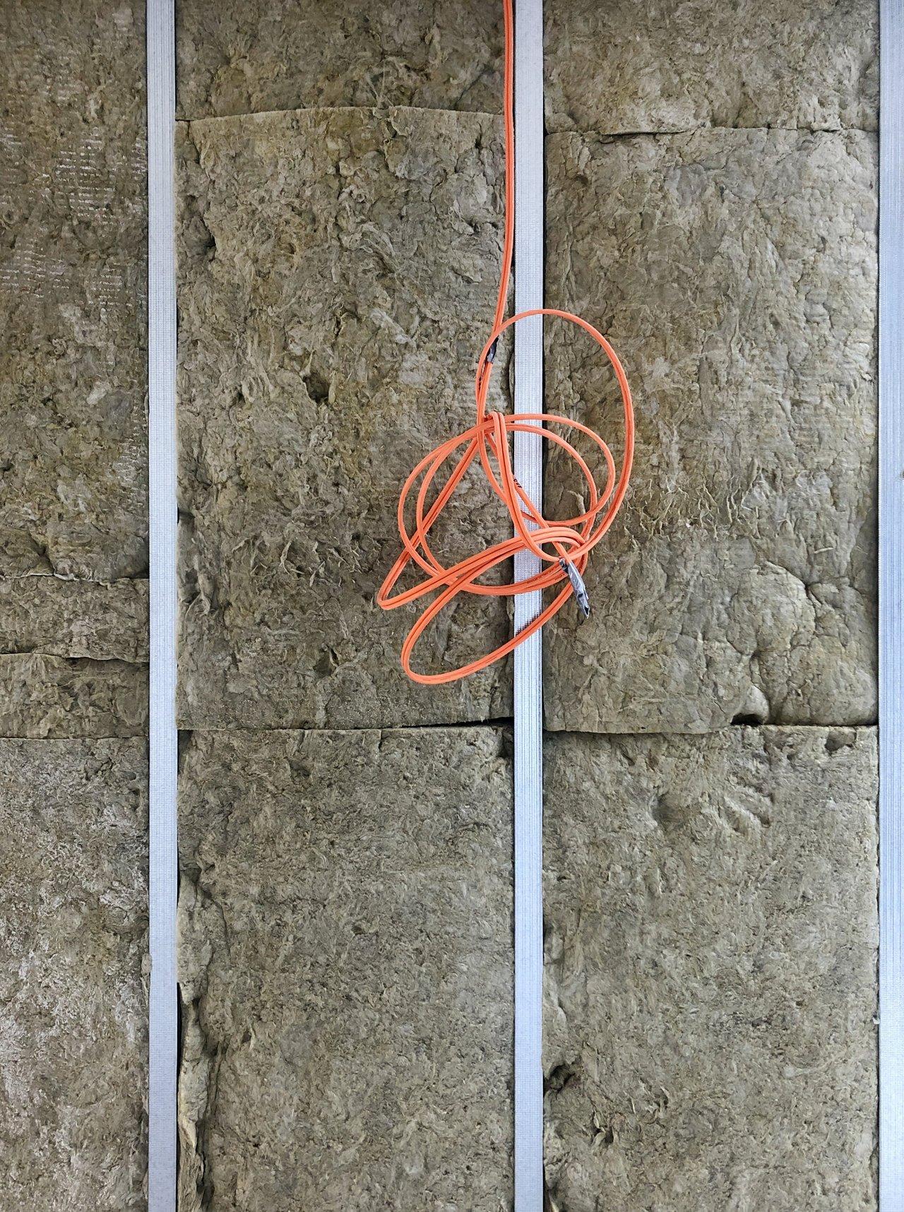 Installation acoustique d'une cloison avec bandes résilientes pour une meilleure isolation phonique.
