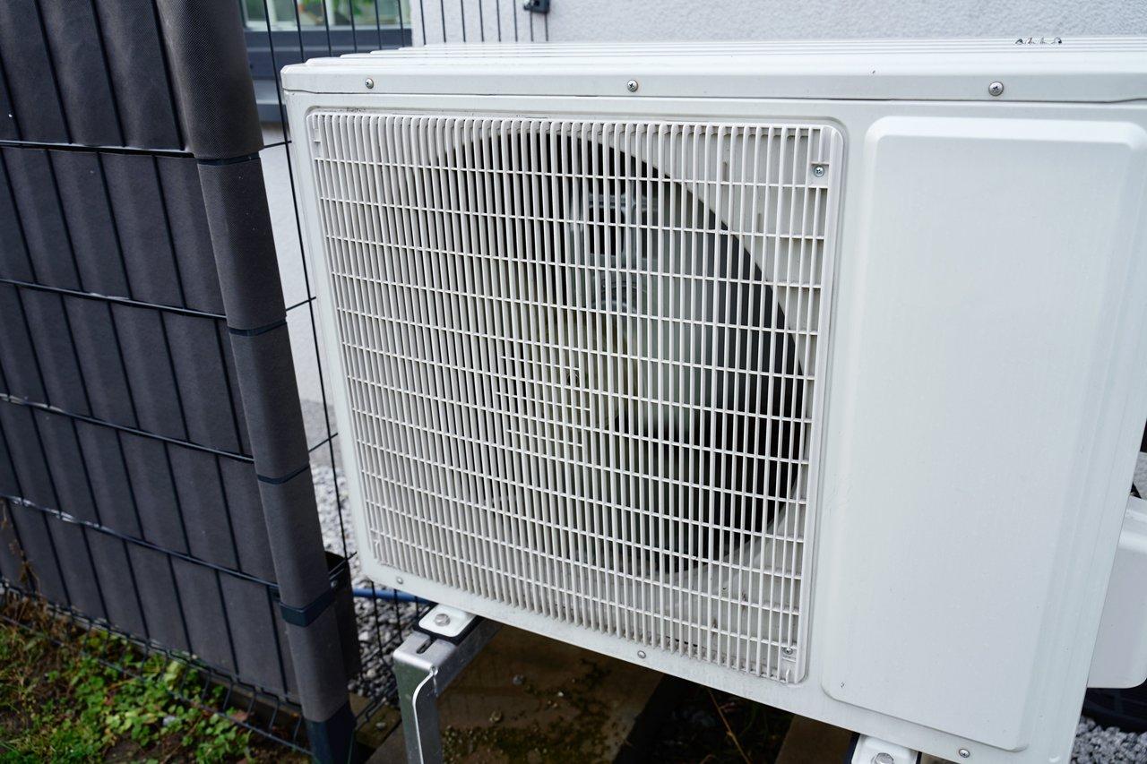 Installation d'une pompe à chaleur air/eau 8 kW sur la façade d'une maison individuelle de 100 m², pour un chauffage efficace.