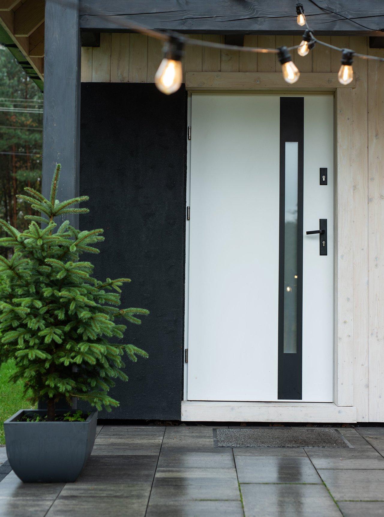 Installation d'une porte d’entrée moderne en aluminium avec serrure multipoints pour améliorer l’isolation thermique.