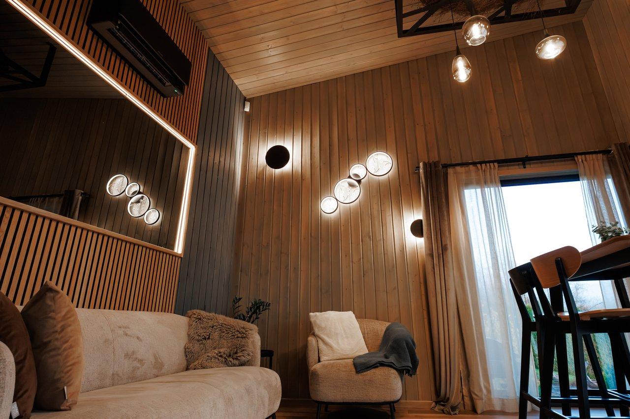 Intérieur cosy avec mobilier bas et éclairage indirect, optimisant la hauteur sous plafond.