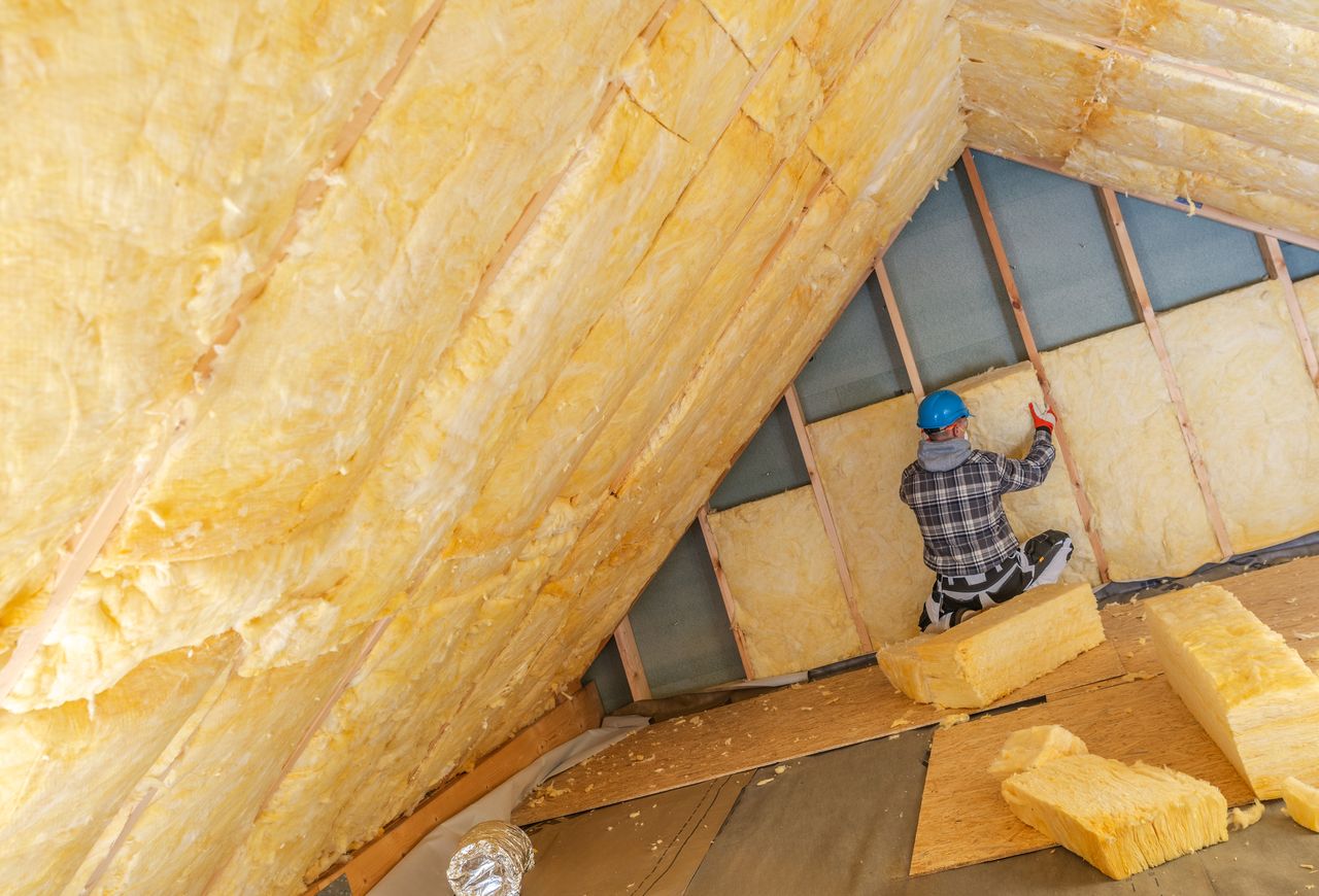 Isolation des combles perdus par un artisan, chantier de rénovation maison pour améliorer l’efficacité énergétique