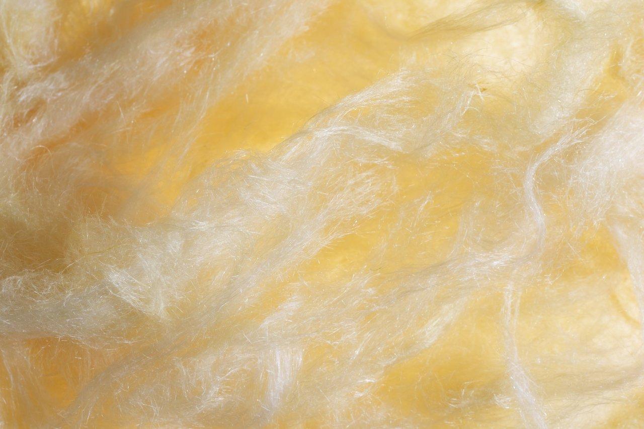 Isolation laine de verre en rouleaux dans des combles aménagés, pour optimiser la performance énergétique.