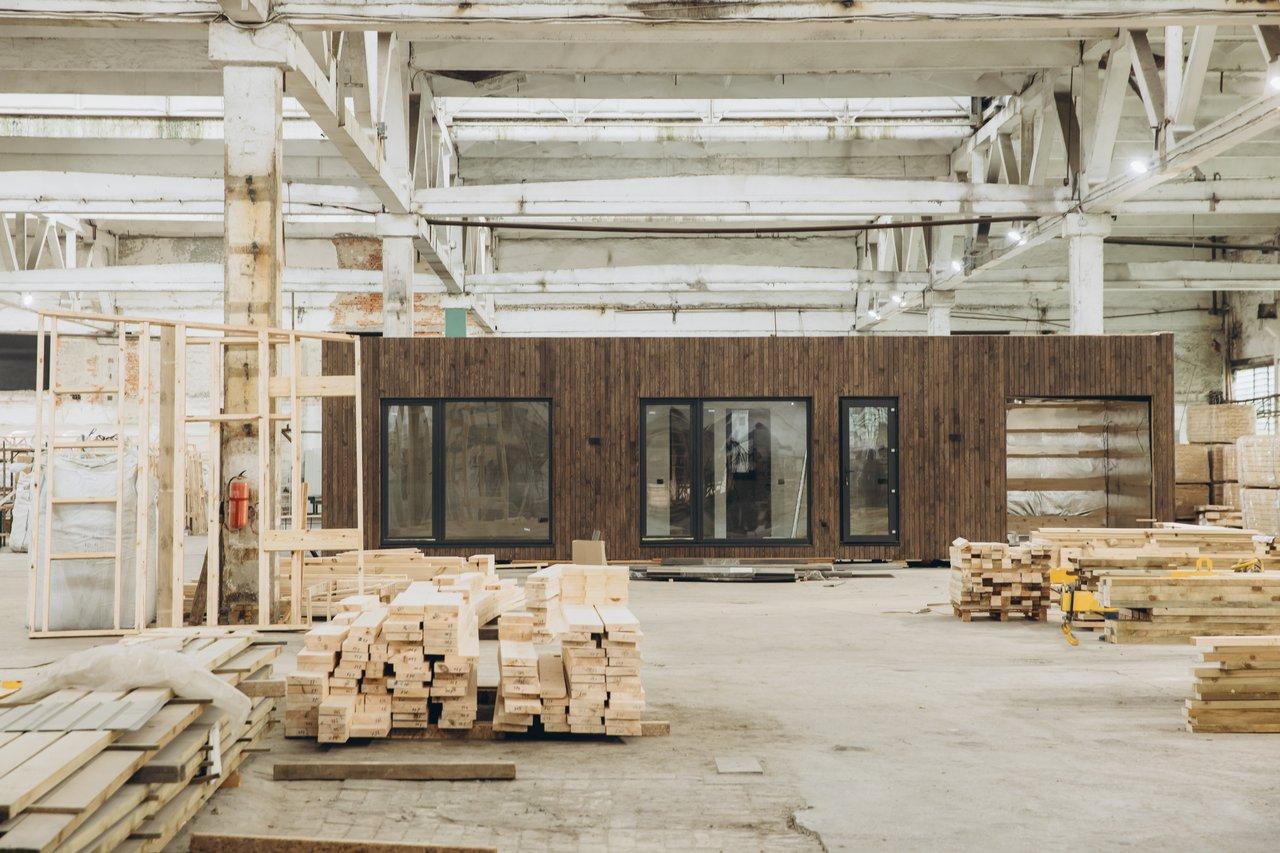 Maison écologique en bois et chanvre avec isolation biosourcée, illustration des matériaux écoresponsables pour un habitat durable.