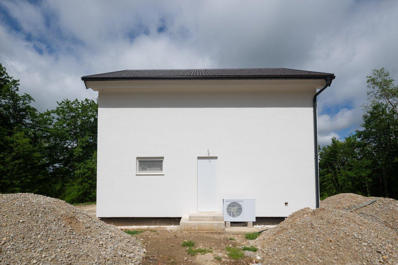 Maison moderne avec installation d'une pompe à chaleur air-eau lors d'une rénovation résidentielle.